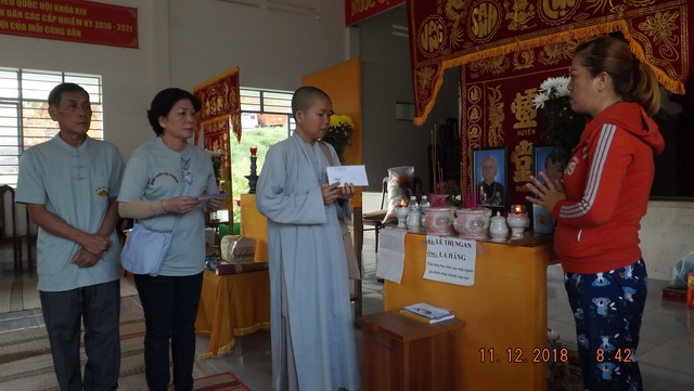 Từ thiện Bước chân yêu thương (Ninh Hòa) tặng quà
