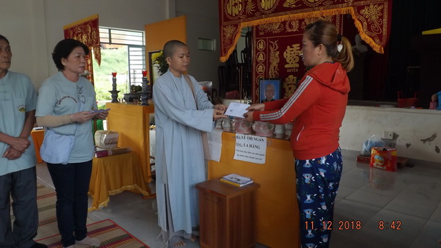 Từ thiện Bước chân yêu thương (Ninh Hòa) tặng quà
