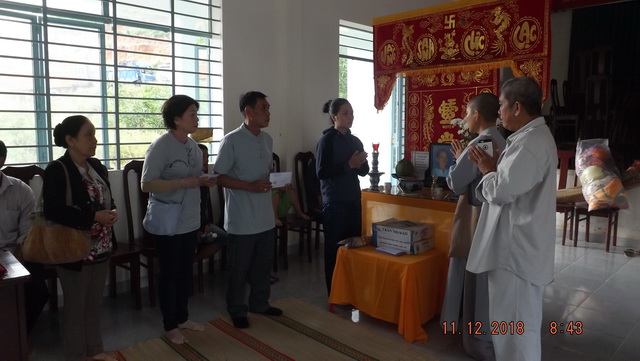 Từ thiện Bước chân yêu thương (Ninh Hòa) tặng quà