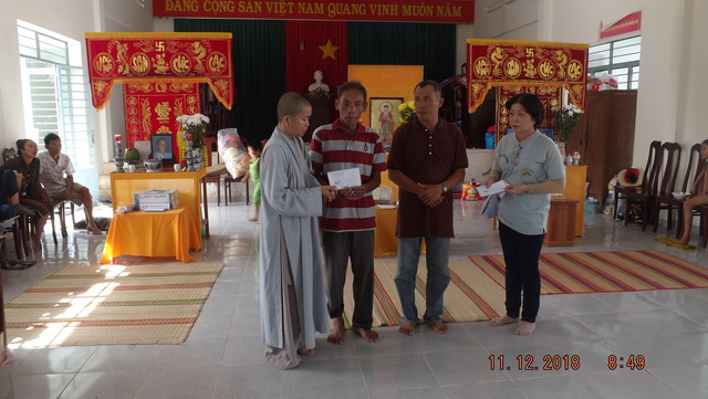Từ thiện Bước chân yêu thương (Ninh Hòa) tặng quà