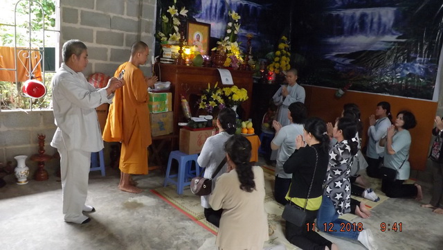 Từ thiện Bước chân yêu thương (Ninh Hòa) tặng quà