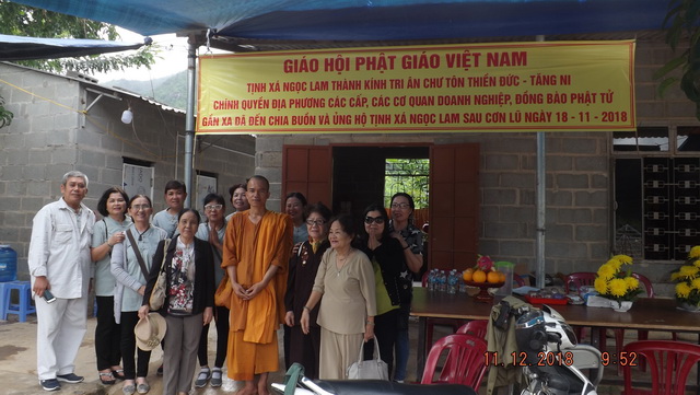 Từ thiện Bước chân yêu thương (Ninh Hòa) tặng quà