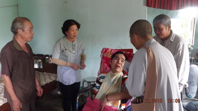Từ thiện Bước chân yêu thương (Ninh Hòa) tặng quà
