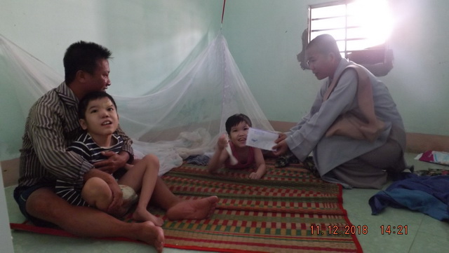 Từ thiện Bước chân yêu thương (Ninh Hòa) tặng quà