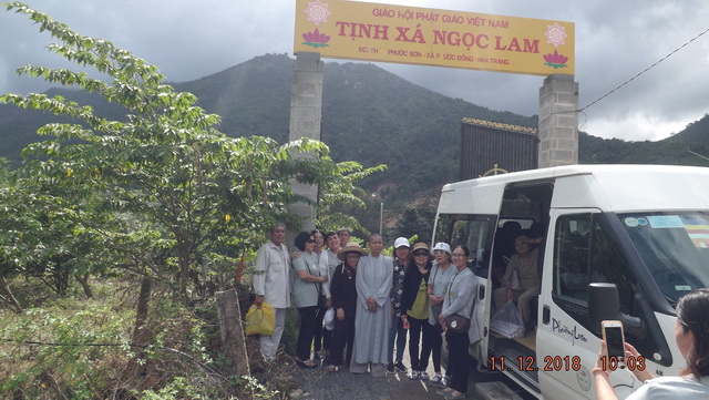 Từ thiện Bước chân yêu thương (Ninh Hòa) tặng quà
