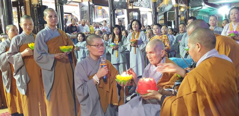 TP.Hồ Chí Minh : Hơn 200 Phật tử Quy y Tam Bảo tại Quan Âm Tu Viện