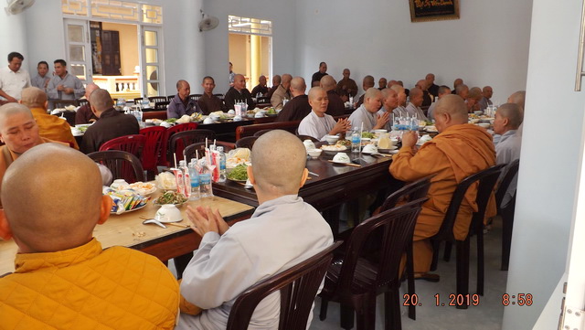 Khánh Hòa: Tăng Ni thị xã Ninh Hòa bố-tát cuối năm Mậu Tuất