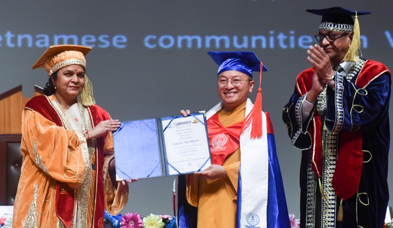 TT. Thích Nhật Từ nhận bằng tiến sĩ danh dự về văn học tại trường Đại học Subharti, Ấn Độ