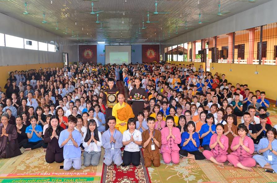 Lung linh đêm hoa đăng khóa tu “Sống không hối tiếc ’’tại Phú Thọ