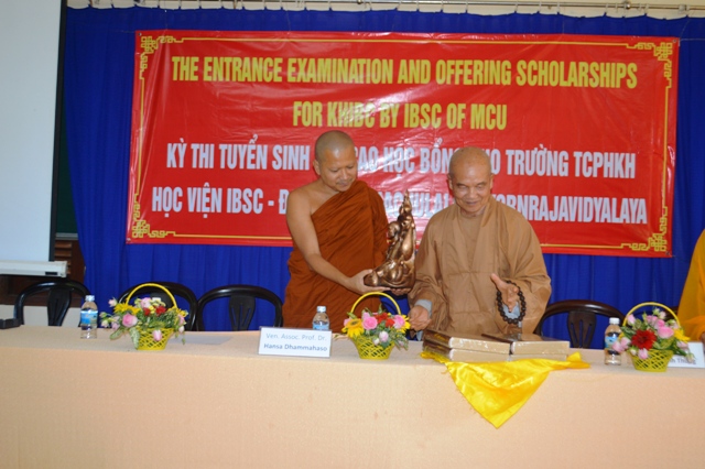 Khánh Hòa:  Viện Nghiên cứu Phật học quốc tế IBSC Thái Lan tổ chức Kỳ thi tuyển sinh và trao học bổng cho Tăng Ni sinh trường Trung Cấp Phật học Khánh Hòa