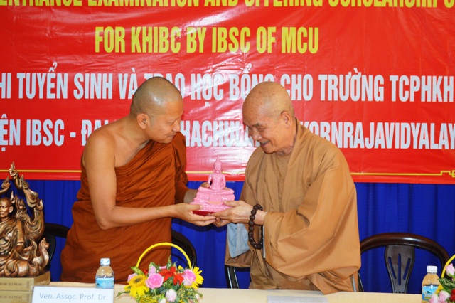 Khánh Hòa:  Viện Nghiên cứu Phật học quốc tế IBSC Thái Lan tổ chức Kỳ thi tuyển sinh và trao học bổng cho Tăng Ni sinh trường Trung Cấp Phật học Khánh Hòa