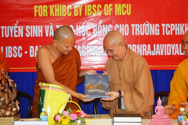 Khánh Hòa:  Viện Nghiên cứu Phật học quốc tế IBSC Thái Lan tổ chức Kỳ thi tuyển sinh và trao học bổng cho Tăng Ni sinh trường Trung Cấp Phật học Khánh Hòa