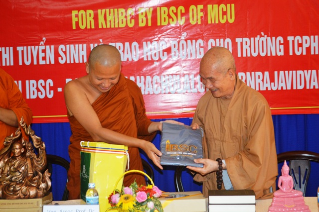 Khánh Hòa:  Viện Nghiên cứu Phật học quốc tế IBSC Thái Lan tổ chức Kỳ thi tuyển sinh và trao học bổng cho Tăng Ni sinh trường Trung Cấp Phật học Khánh Hòa