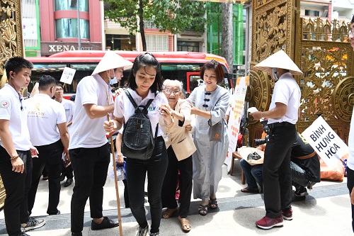 Quỹ Đạo Phật Ngày Nay Trao Tặng Yêu Thương Cho 800 Người Khiếm Thị (C231)