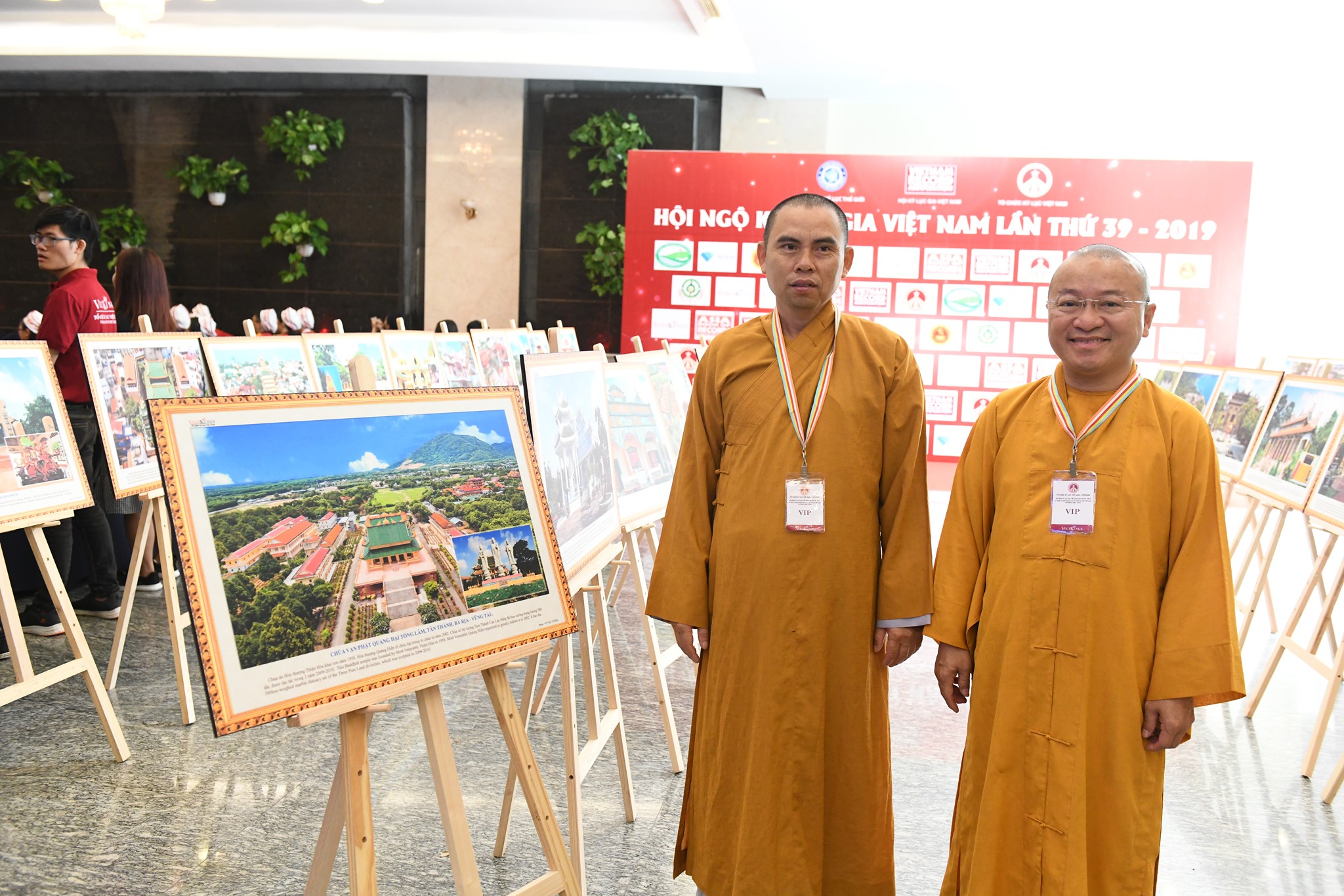 TT. Thích Nhật Từ nhận &quot;Bằng khen cống hiến nội dung kỷ lục&quot; của liên minh Kỷ lục Thế giới