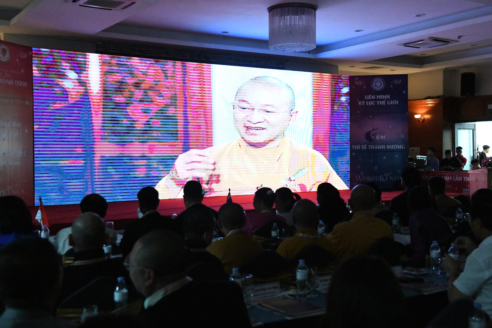 TT. Thích Nhật Từ nhận &quot;Bằng khen cống hiến nội dung kỷ lục&quot; của liên minh Kỷ lục Thế giới