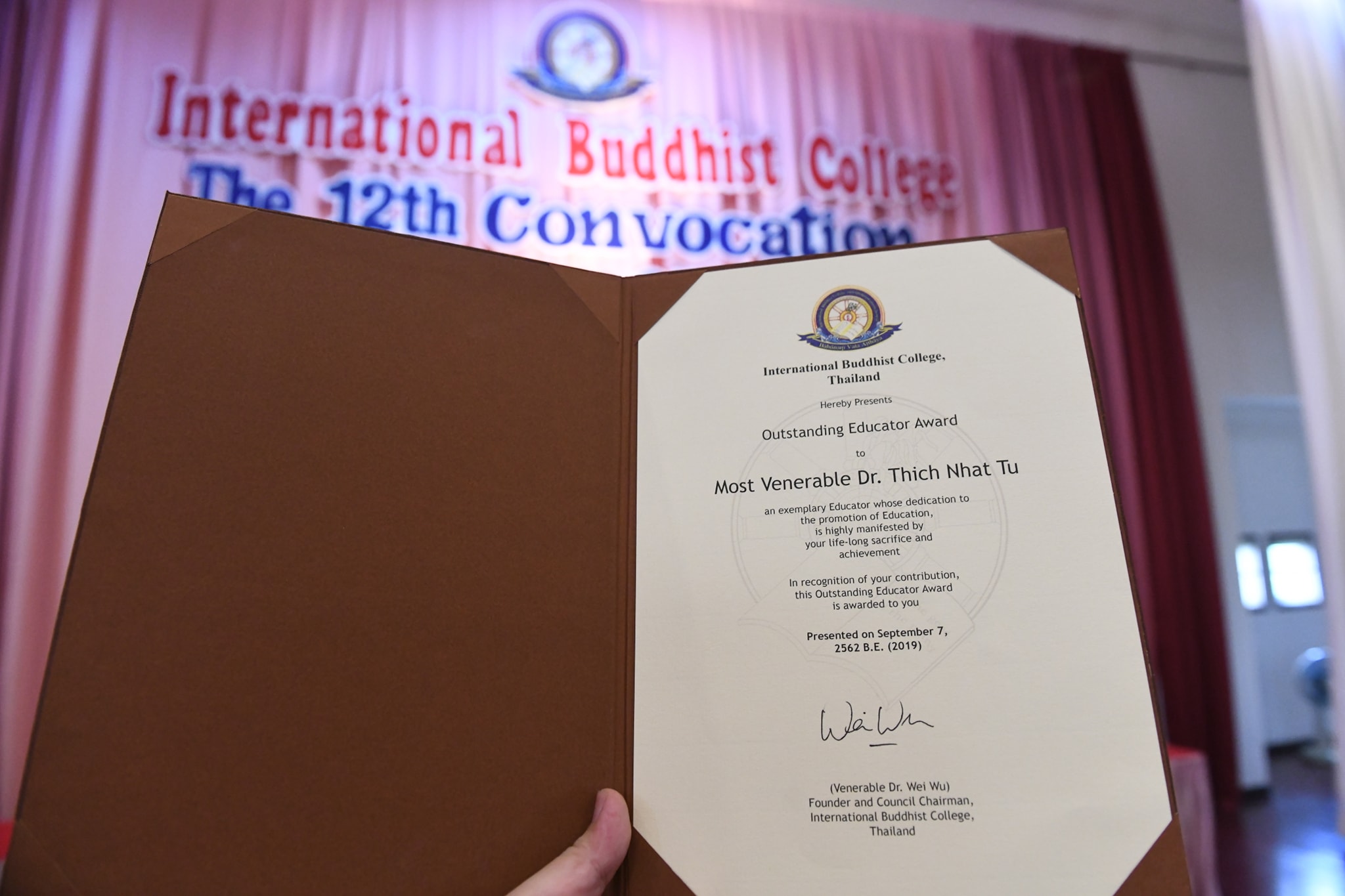 TT. Thích Nhật Từ Nhận “Giải Thưởng Nhà Giáo Dục Xuất Sắc” Từ Trường Đại Học Phật Học Quốc Tế, Thái Lan