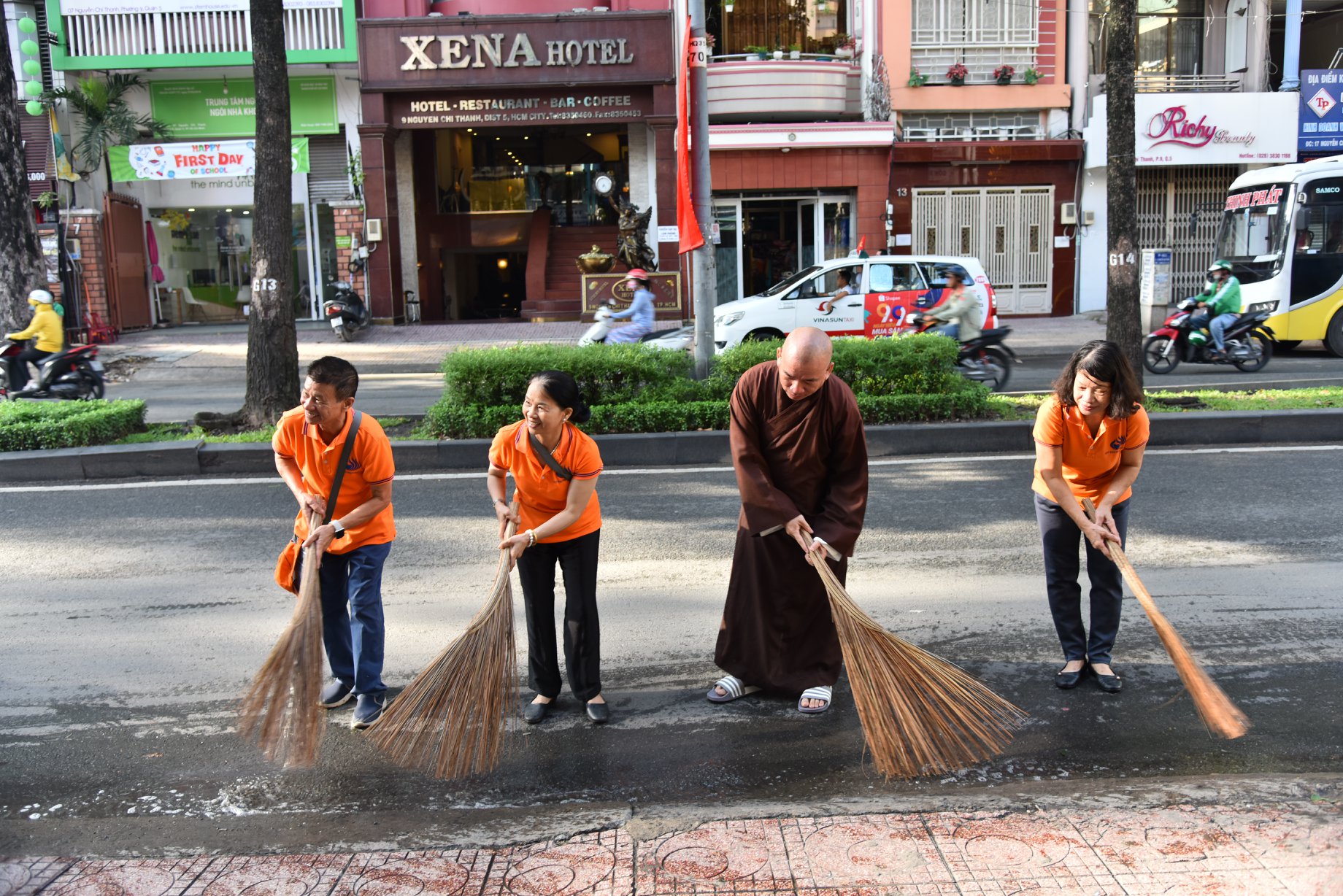 Quỹ Đạo Phật Ngày Nay - Chùa Giác Ngộ  Đồng Hành Cùng Địa Phương Bảo Vệ Môi Trường