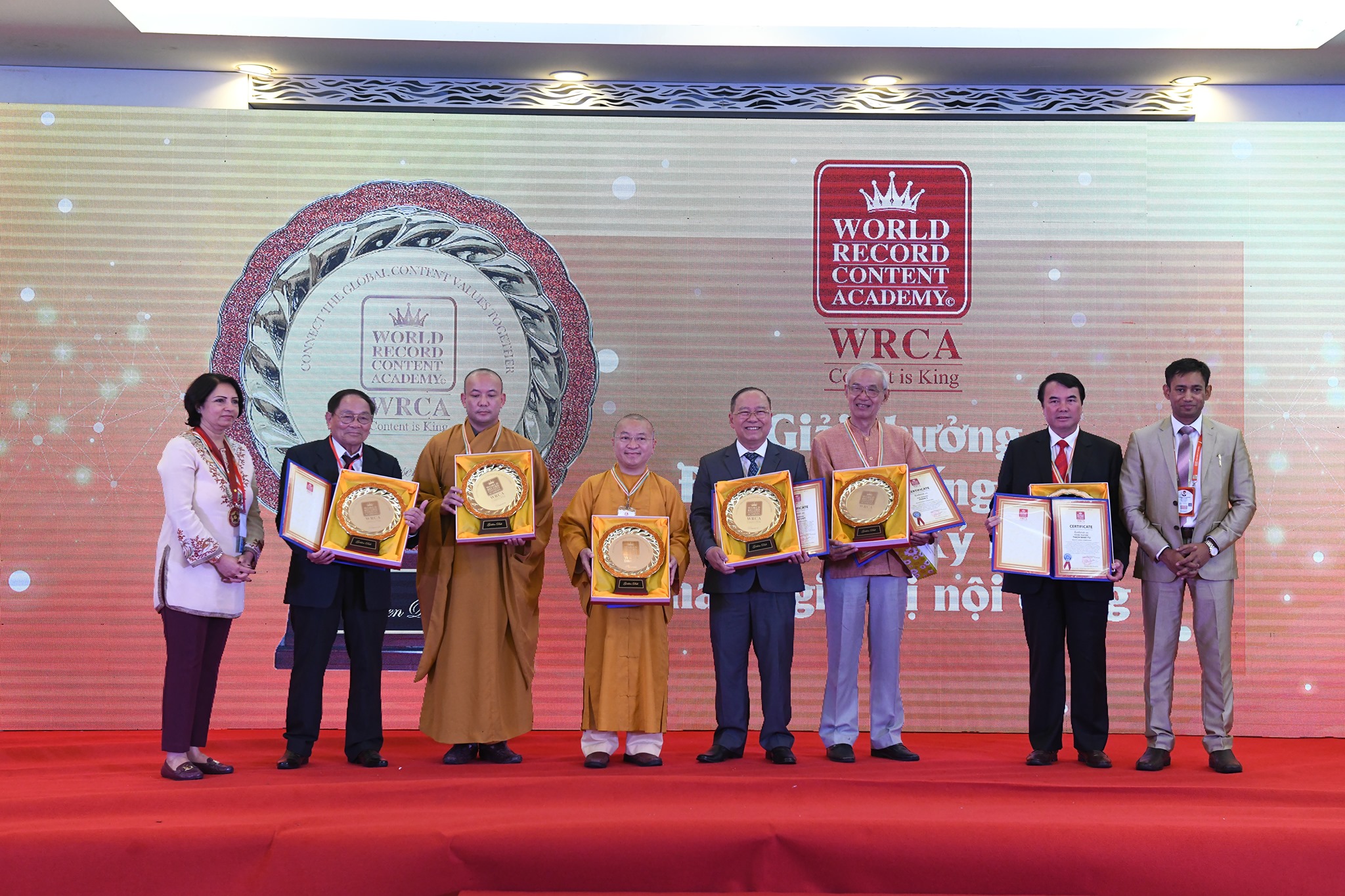 TT. Thích Nhật Từ nhận &quot;Bằng khen cống hiến nội dung kỷ lục&quot; của liên minh Kỷ lục Thế giới