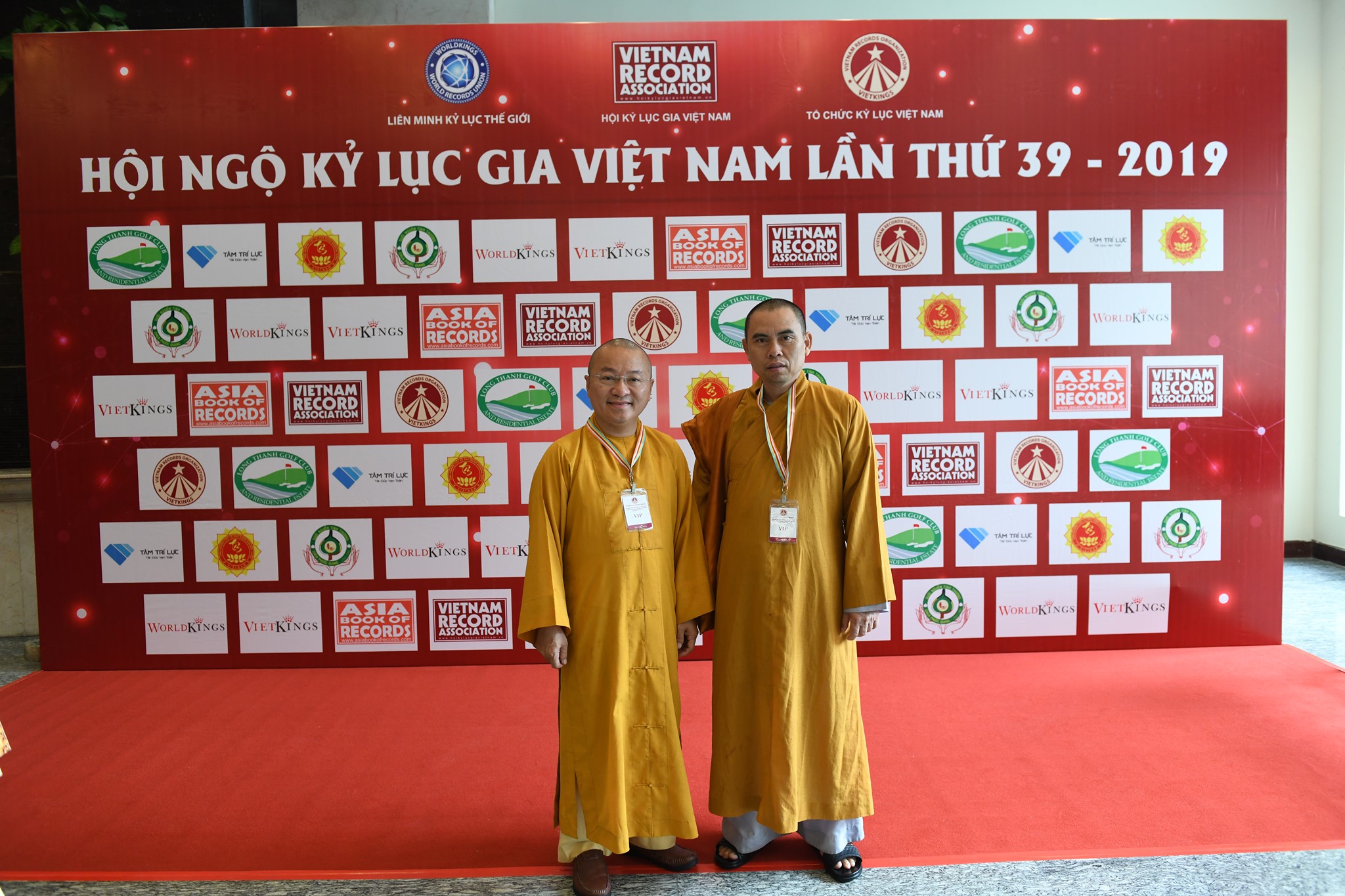 TT. Thích Nhật Từ nhận &quot;Bằng khen cống hiến nội dung kỷ lục&quot; của liên minh Kỷ lục Thế giới