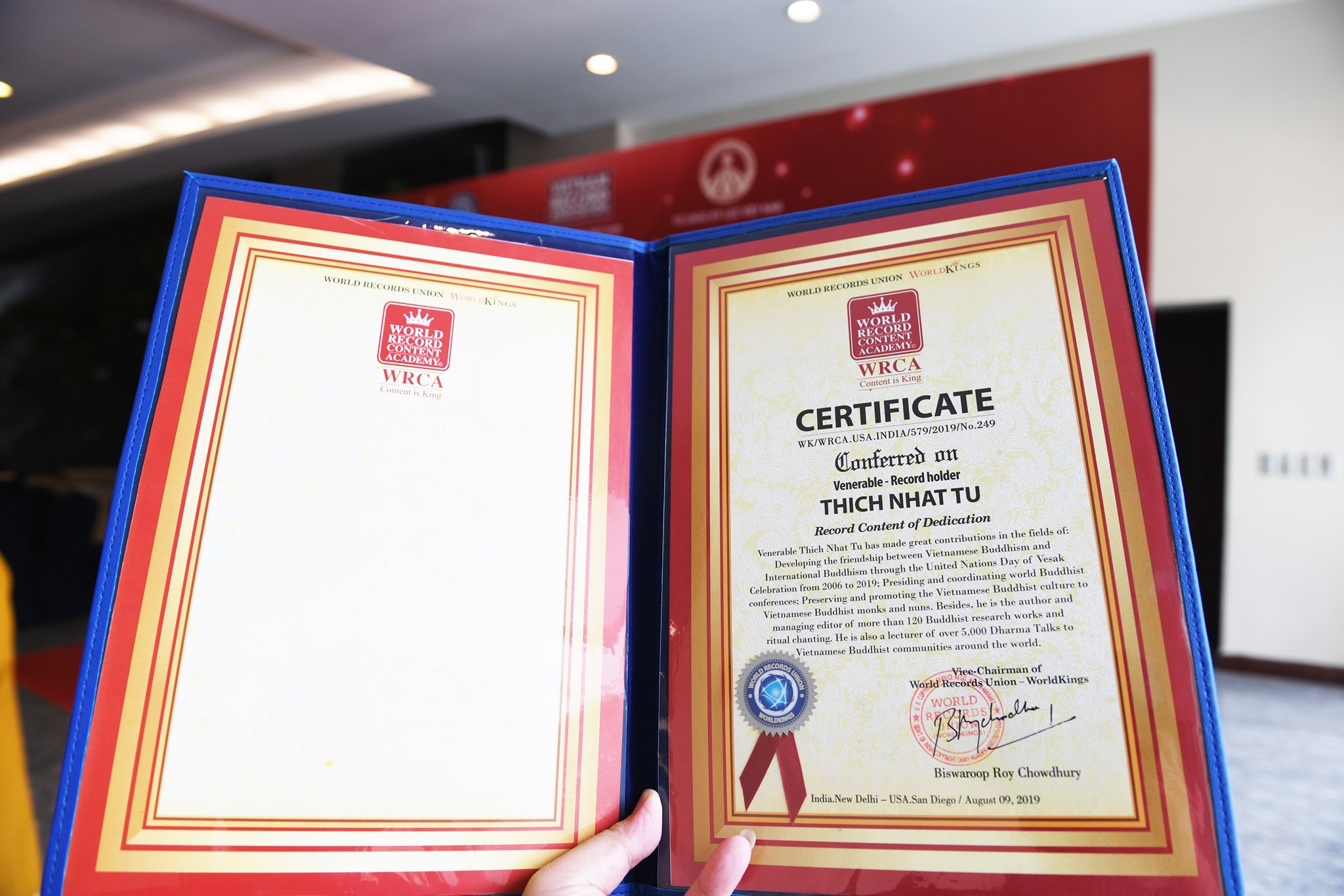 TT. Thích Nhật Từ nhận &quot;Bằng khen cống hiến nội dung kỷ lục&quot; của liên minh Kỷ lục Thế giới