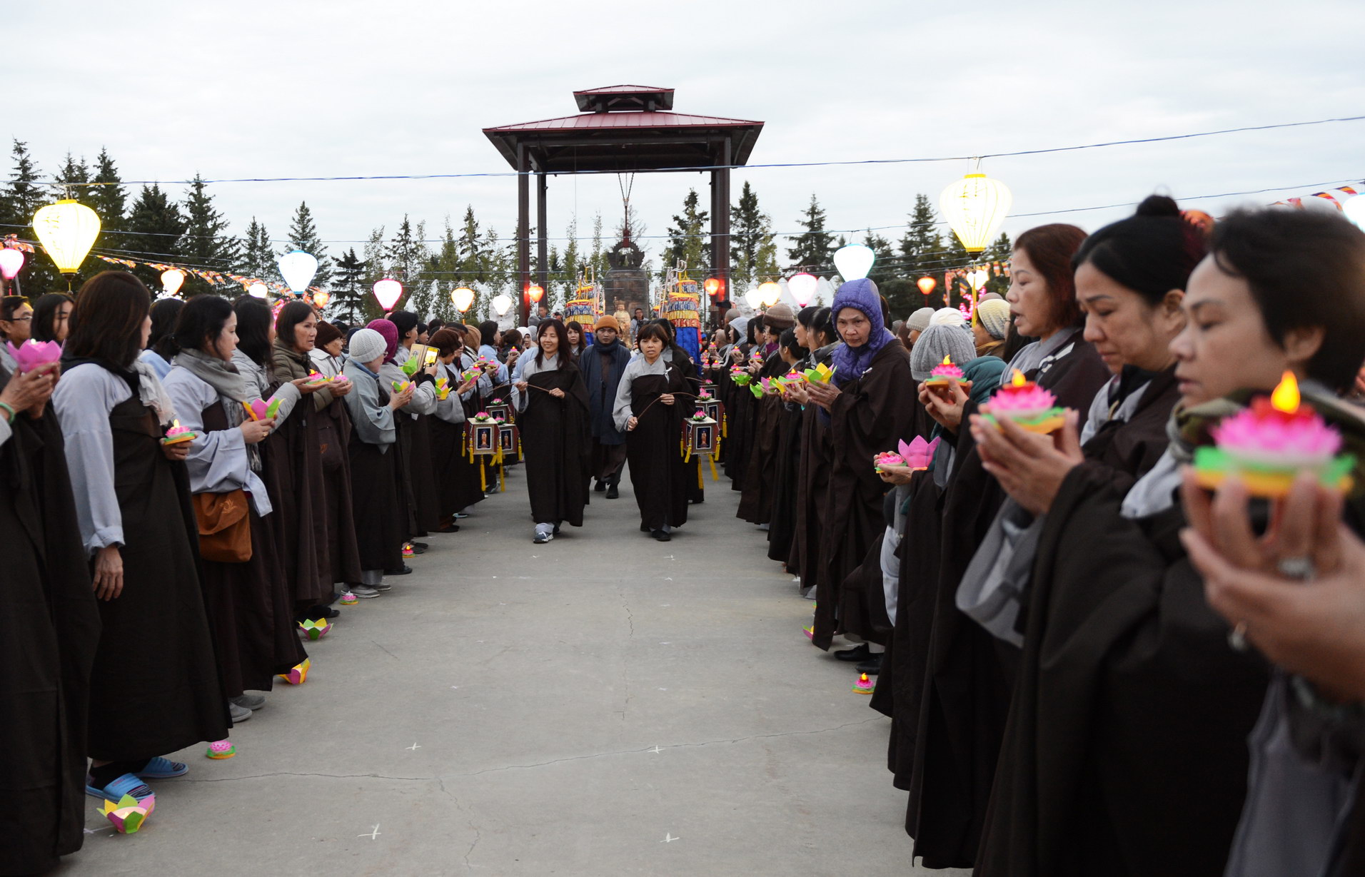 Canada: Tu Viện Tây Thiên, Westlock Đêm Hoa Đăng Thắp Nến Cầu Nguyện