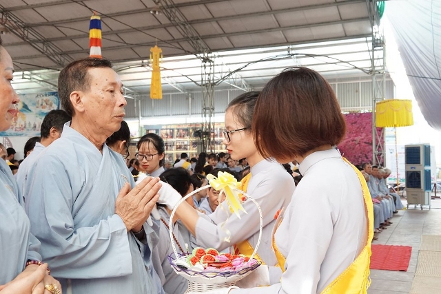 Thái Bình: Lễ hội bông hồng cài áo tại chùa Từ Xuyên