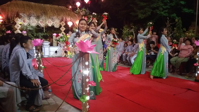 Khánh Hòa: Tổ đình Thiên Bửu tổ chức lễ Vu lan - Bông hồng cài áo