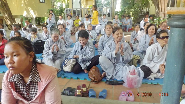 Khánh Hòa: Hơn 200 Phật tử tham dự khóa tu Bát quan trai tại chùa Lộc Thọ