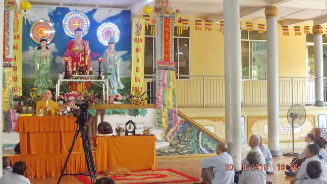 Khánh Hòa: Hơn 200 Phật tử tham dự khóa tu Bát quan trai tại chùa Lộc Thọ