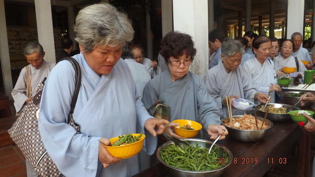 Khánh Hòa: Hơn 200 Phật tử tham dự khóa tu Bát quan trai tại chùa Lộc Thọ