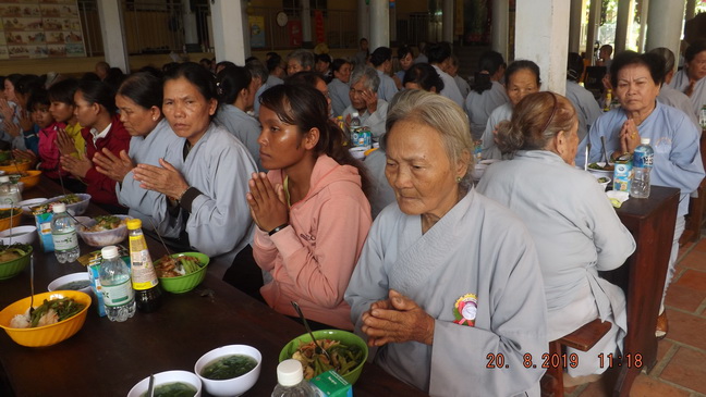 Khánh Hòa: Hơn 200 Phật tử tham dự khóa tu Bát quan trai tại chùa Lộc Thọ