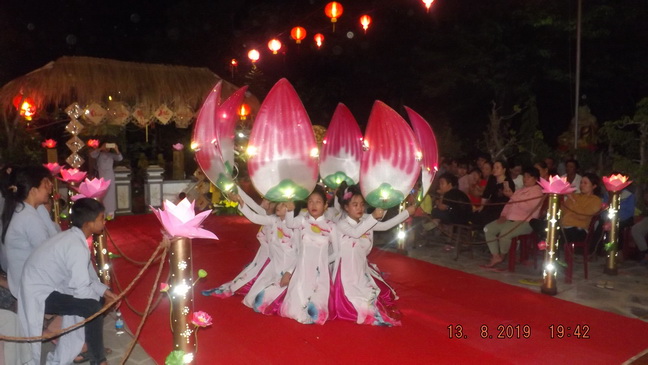 Khánh Hòa: Tổ đình Thiên Bửu tổ chức lễ Vu lan - Bông hồng cài áo