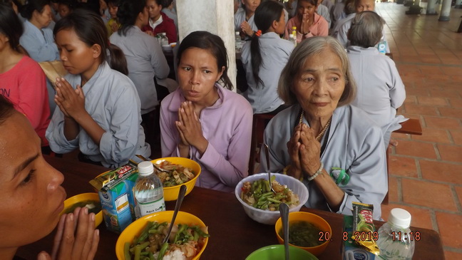 Khánh Hòa: Hơn 200 Phật tử tham dự khóa tu Bát quan trai tại chùa Lộc Thọ