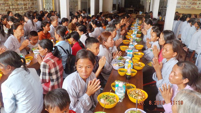 Khánh Hòa: Hơn 200 Phật tử tham dự khóa tu Bát quan trai tại chùa Lộc Thọ