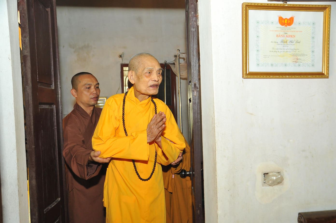 Lãnh Đạo Học Viện Phật Giáo Việt Nam Và Viện Nghiên Cứu Phật Học Việt Nam Chúc Thọ Đức Pháp Chủ Thích Phổ Tuệ