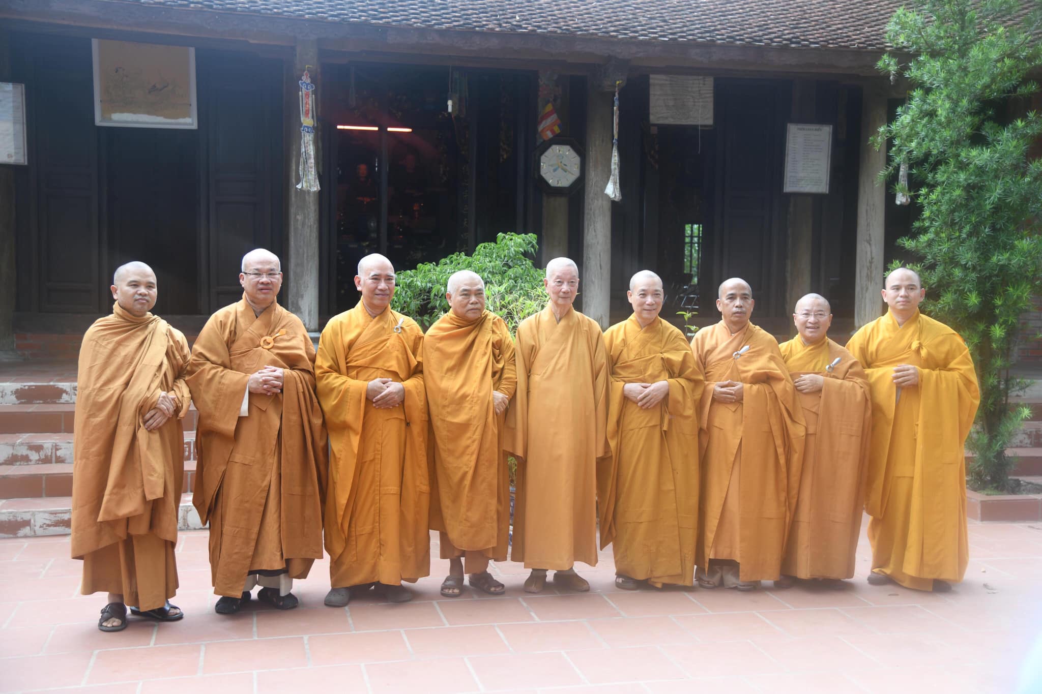 Lãnh Đạo Học Viện Phật Giáo Việt Nam Và Viện Nghiên Cứu Phật Học Việt Nam Chúc Thọ Đức Pháp Chủ Thích Phổ Tuệ