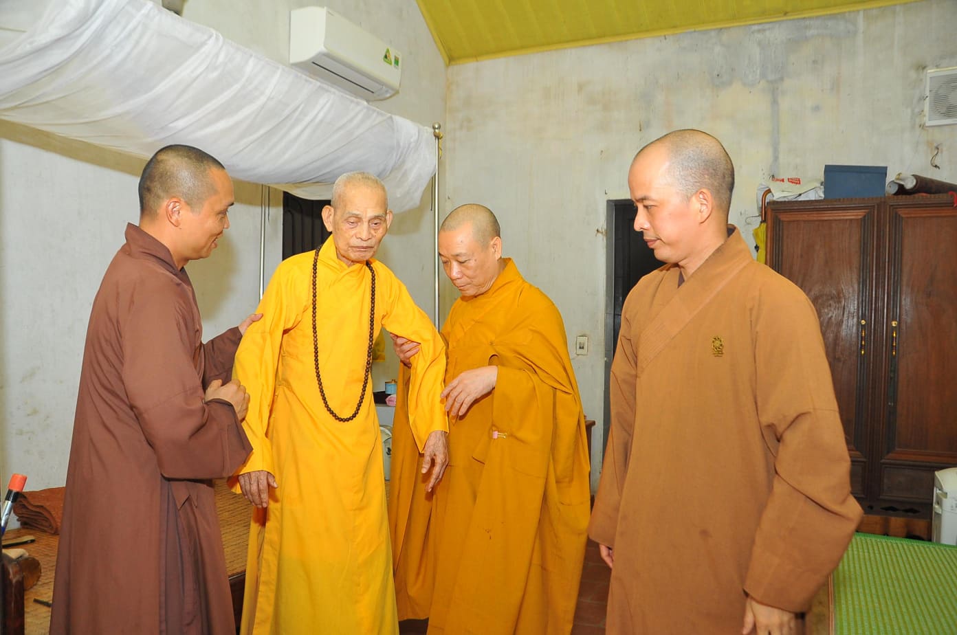 Lãnh Đạo Học Viện Phật Giáo Việt Nam Và Viện Nghiên Cứu Phật Học Việt Nam Chúc Thọ Đức Pháp Chủ Thích Phổ Tuệ