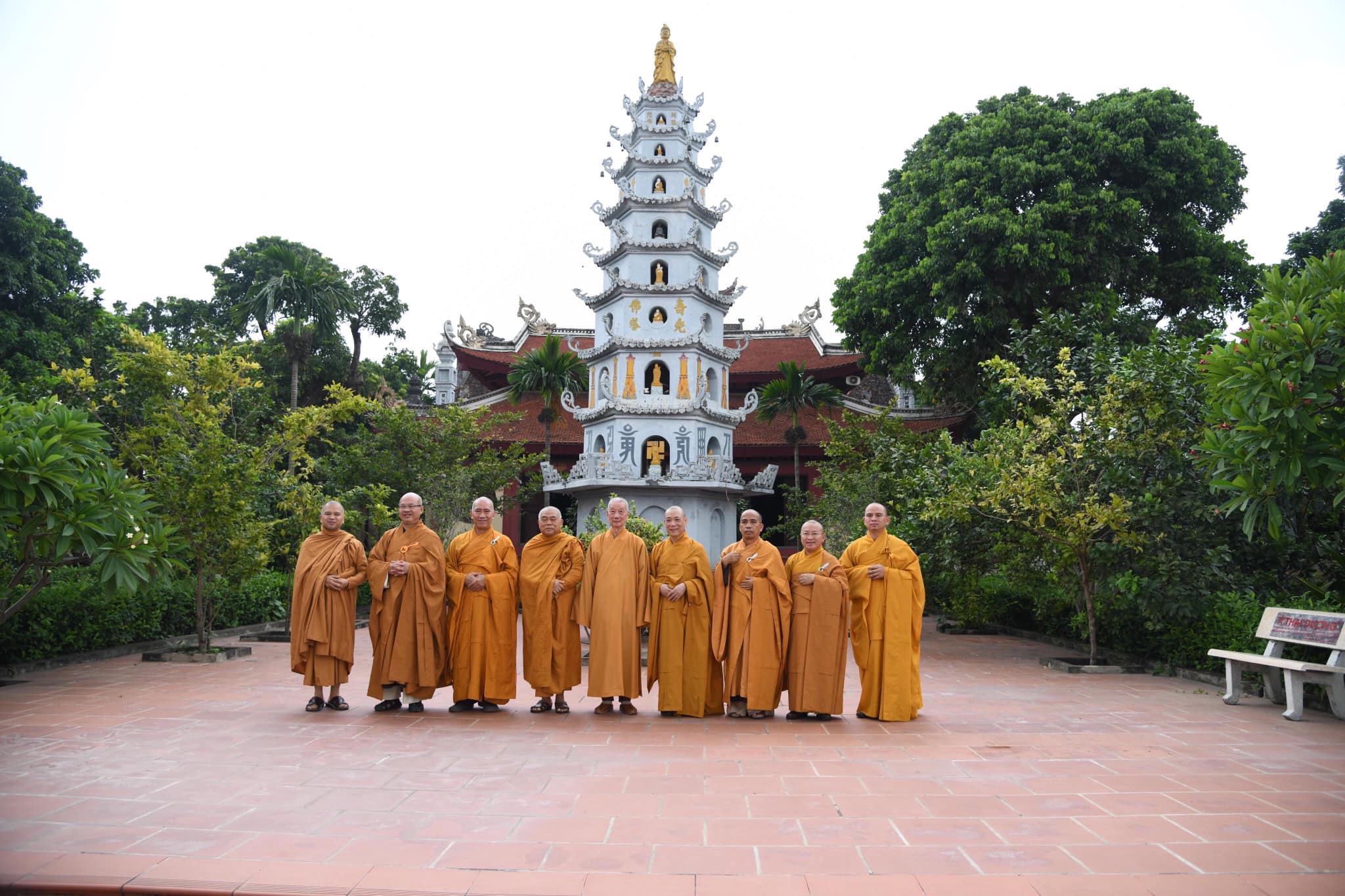 Lãnh Đạo Học Viện Phật Giáo Việt Nam Và Viện Nghiên Cứu Phật Học Việt Nam Chúc Thọ Đức Pháp Chủ Thích Phổ Tuệ