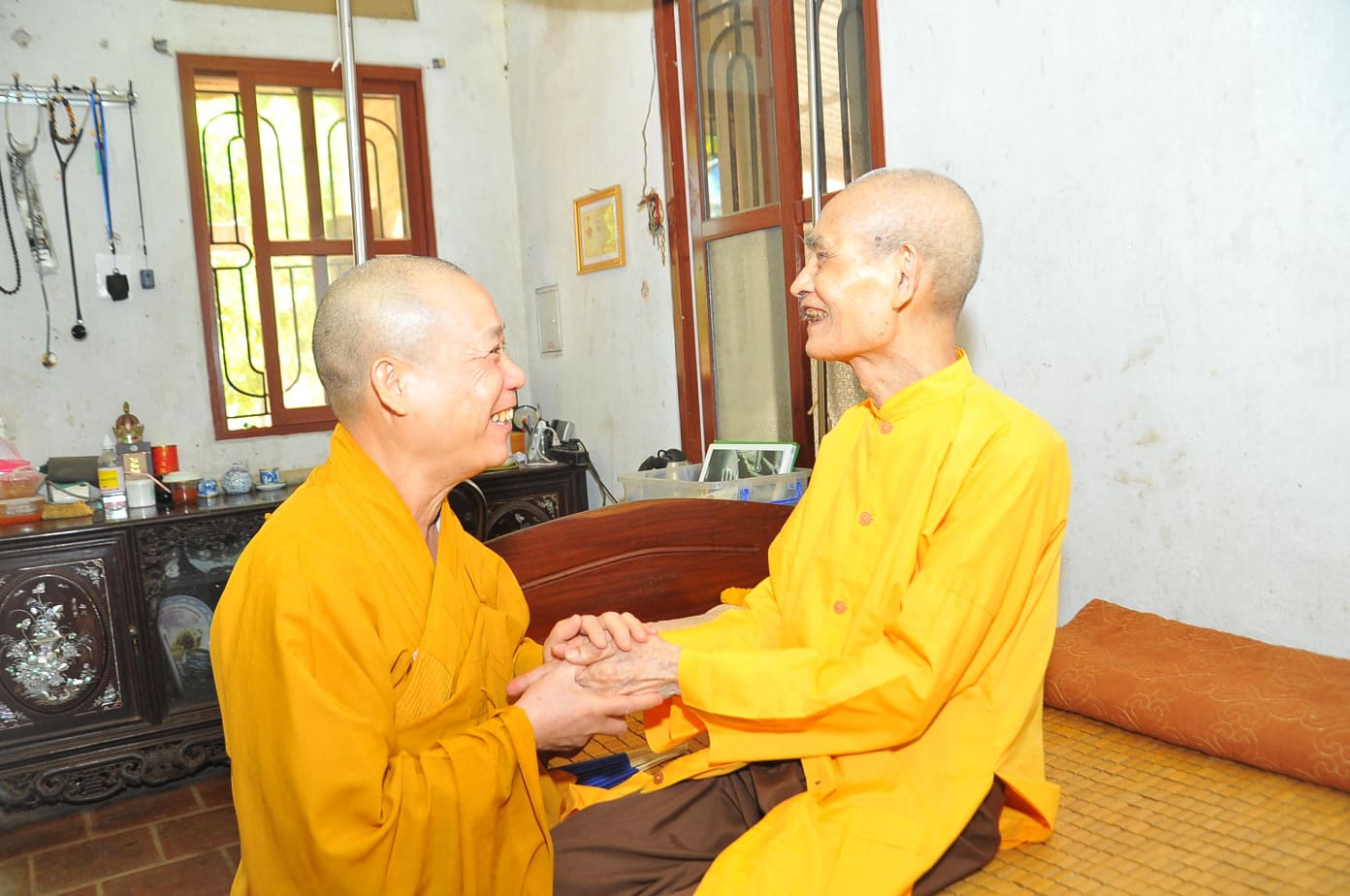 Lãnh Đạo Học Viện Phật Giáo Việt Nam Và Viện Nghiên Cứu Phật Học Việt Nam Chúc Thọ Đức Pháp Chủ Thích Phổ Tuệ
