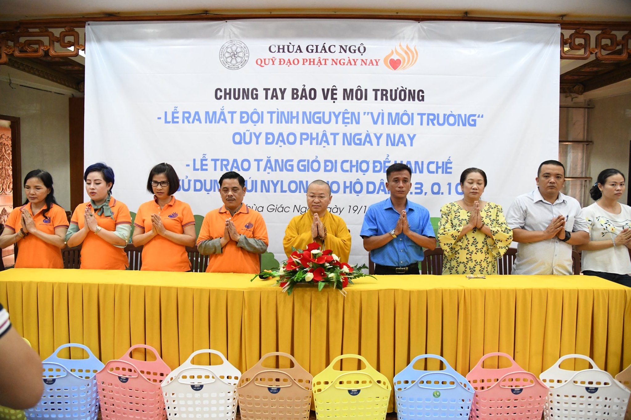 Gần 150 phụng sự viên chùa Giác Ngộ chung tay bảo vệ môi trường