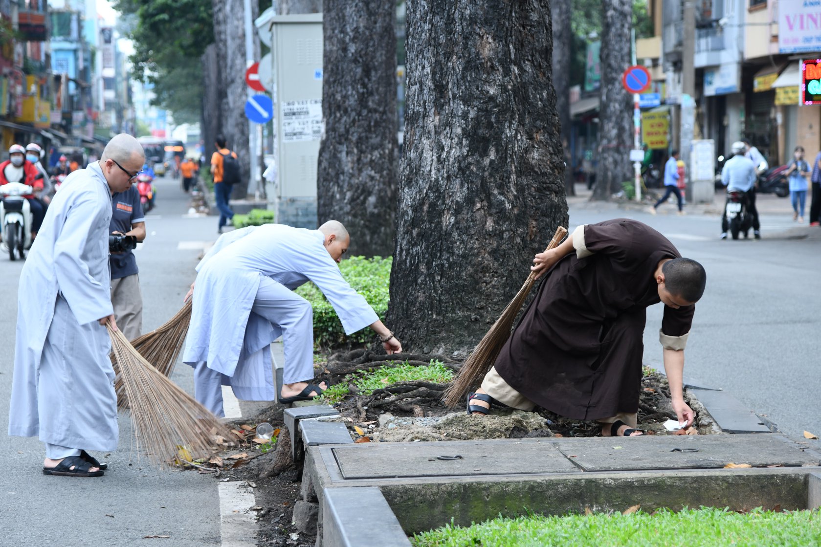 Gần 150 phụng sự viên chùa Giác Ngộ chung tay bảo vệ môi trường