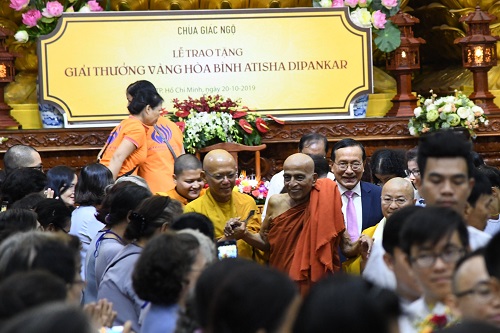 Lần đầu tiên “Giải thưởng vàng hòa bình Atisha Dipankar” được trao tại Việt Nam