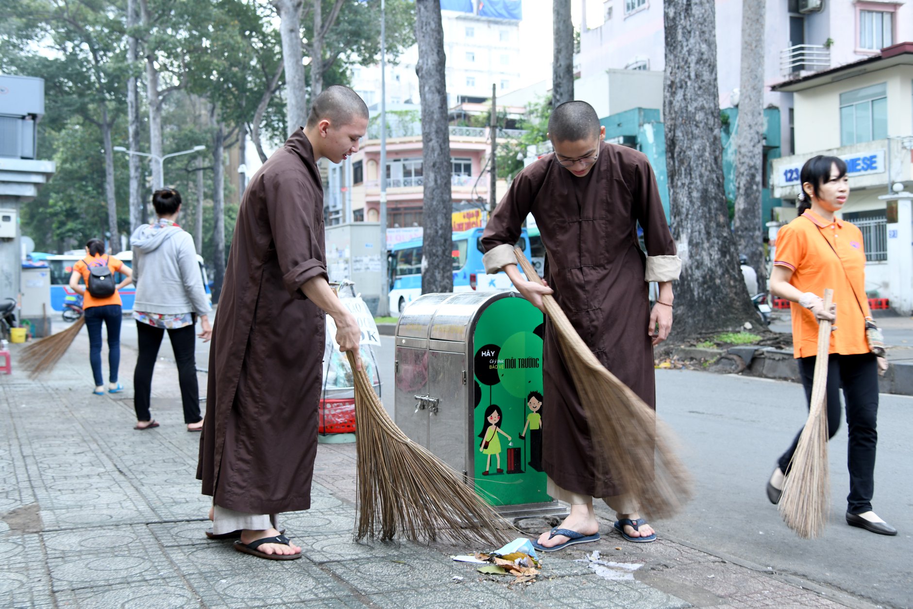 Gần 150 phụng sự viên chùa Giác Ngộ chung tay bảo vệ môi trường