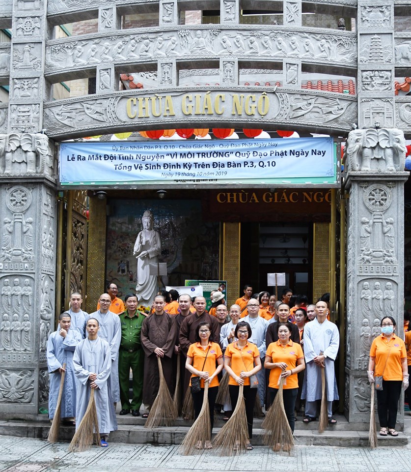 Gần 150 phụng sự viên chùa Giác Ngộ chung tay bảo vệ môi trường