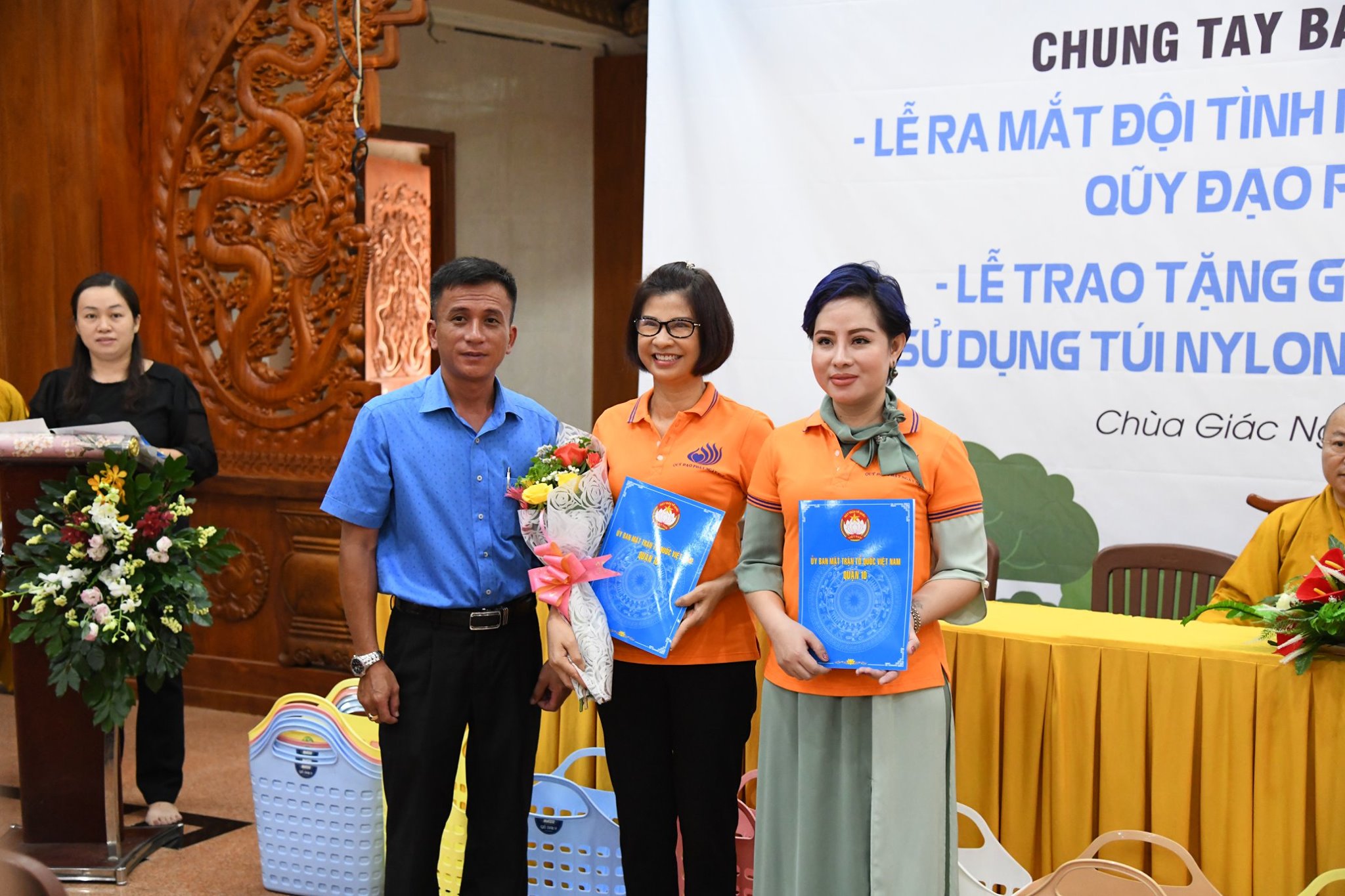 Gần 150 phụng sự viên chùa Giác Ngộ chung tay bảo vệ môi trường