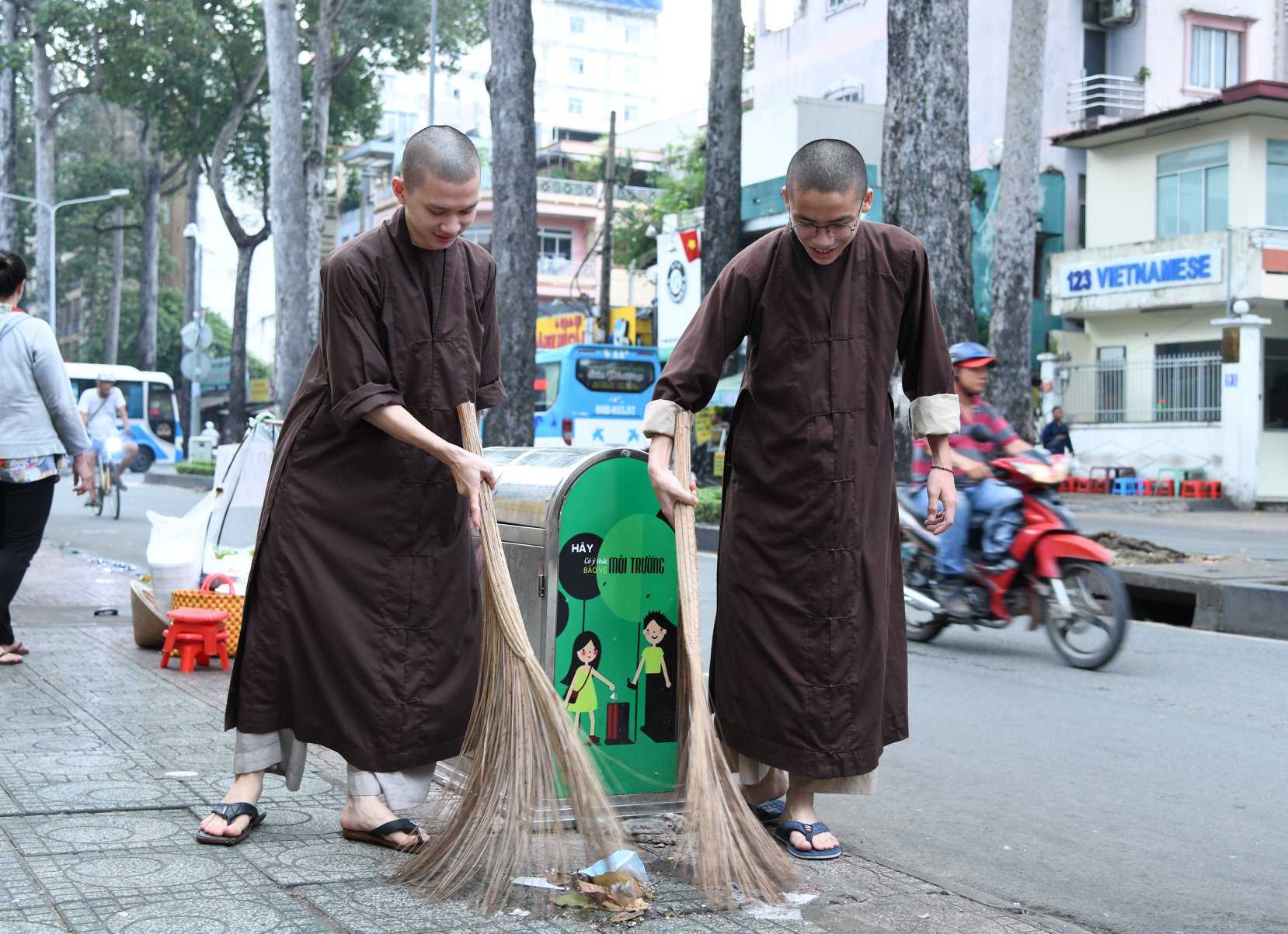 Gần 150 phụng sự viên chùa Giác Ngộ chung tay bảo vệ môi trường