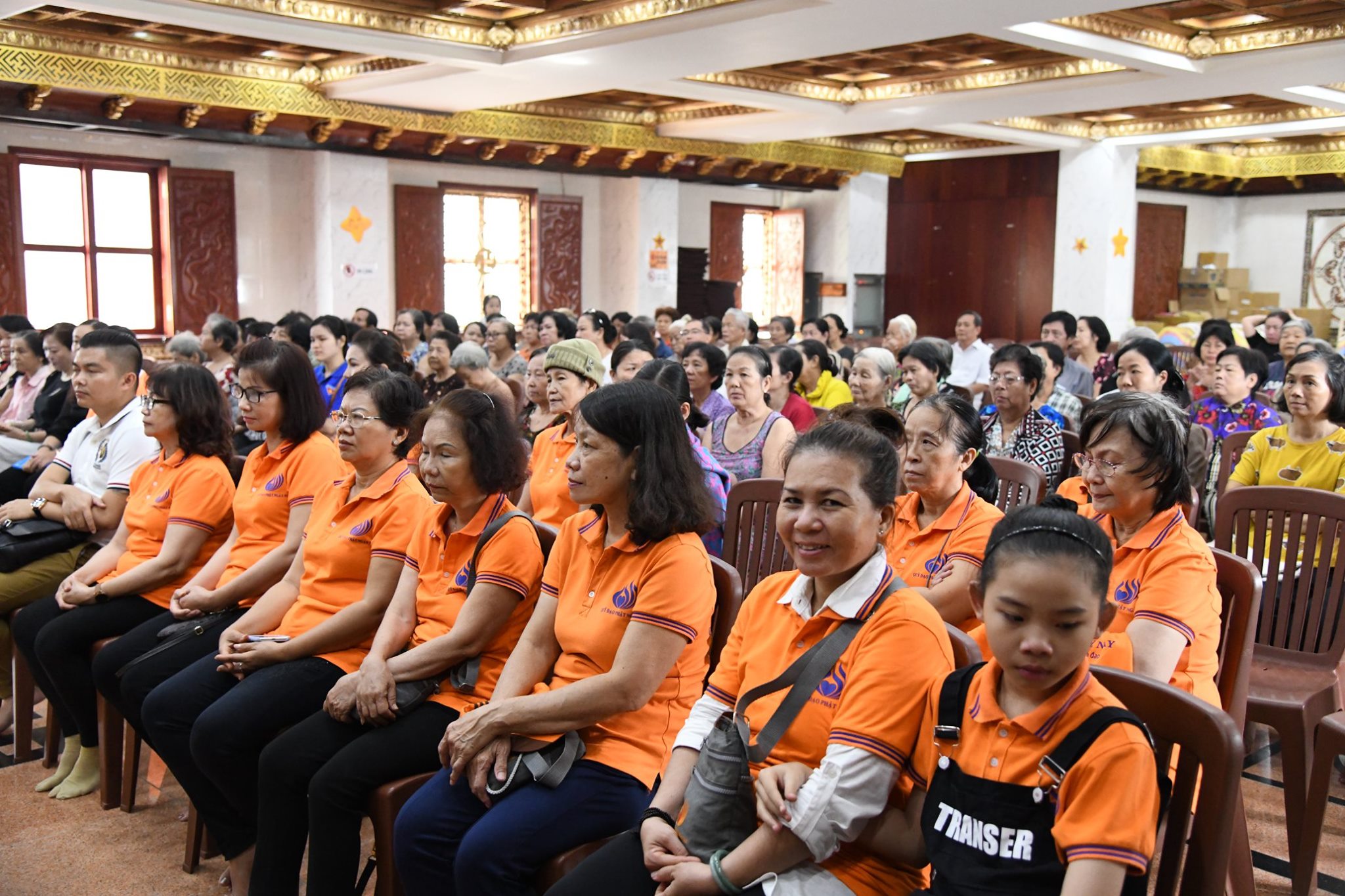 Gần 150 phụng sự viên chùa Giác Ngộ chung tay bảo vệ môi trường