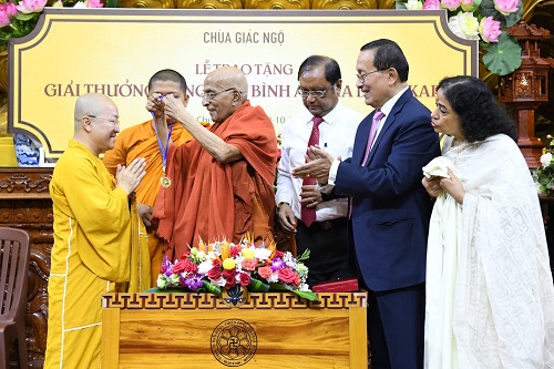 Lần đầu tiên “Giải thưởng vàng hòa bình Atisha Dipankar” được trao tại Việt Nam