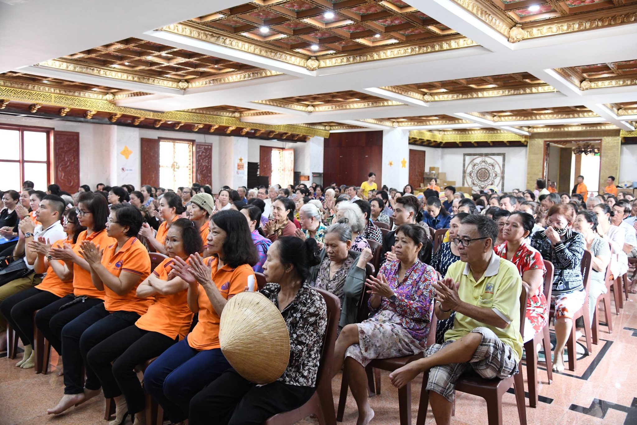 Gần 150 phụng sự viên chùa Giác Ngộ chung tay bảo vệ môi trường